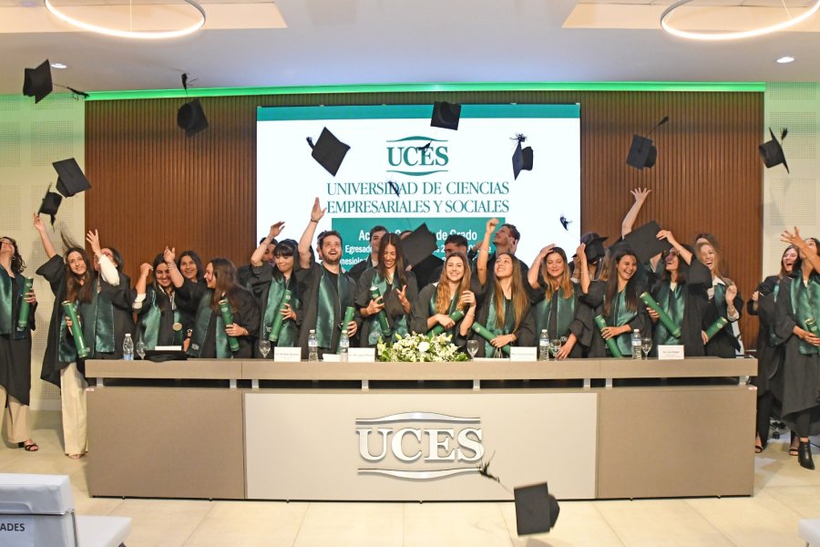 Los flamantes egresados de tres carreras de UCES Rafaela.