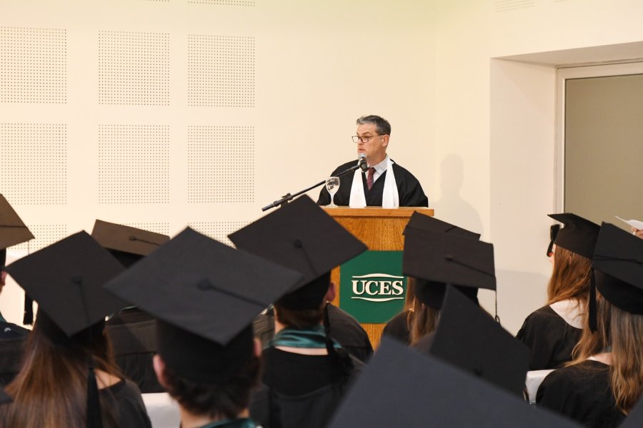 El Secretario Acad&eacute;mico de la Sede Rafaela, Lic. Germ&aacute;n B&uuml;rcher, al momento de dar su mensaje durante la ceremonia. (FOTO UCES SEDE RAFAELA)