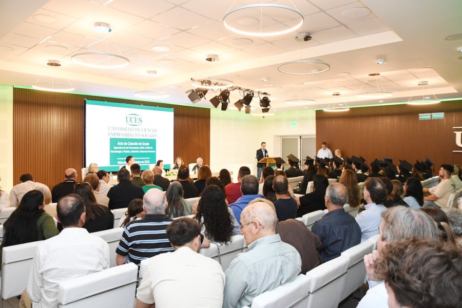 Los alumnos y sus familiares junto a docentes, autoridades de UCES e invitados especiales durante el Acto de Colaci&oacute;n. (FOTO UCES SEDE RAFAELA)