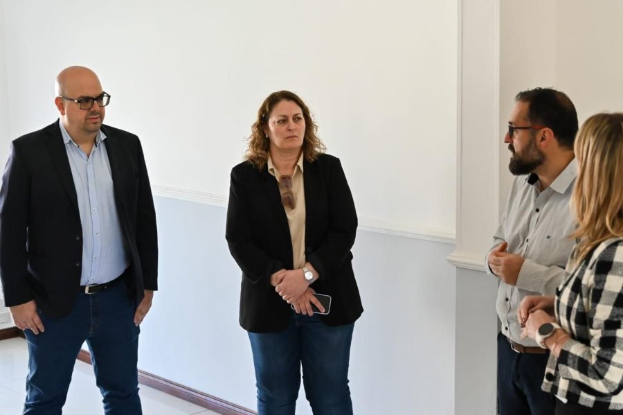 Los funcionarios durante la visita a la vivienda que ser&aacute; destinada al servicio de salud mental. (SCS)