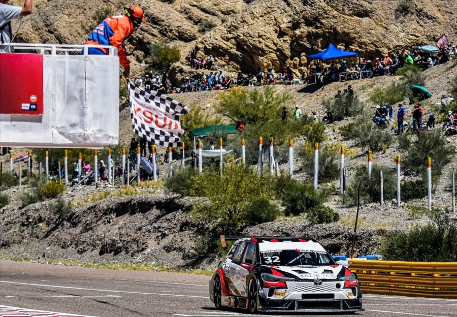Gabriel Ponce de León recibe la banda a cuadros en "El Zonda".