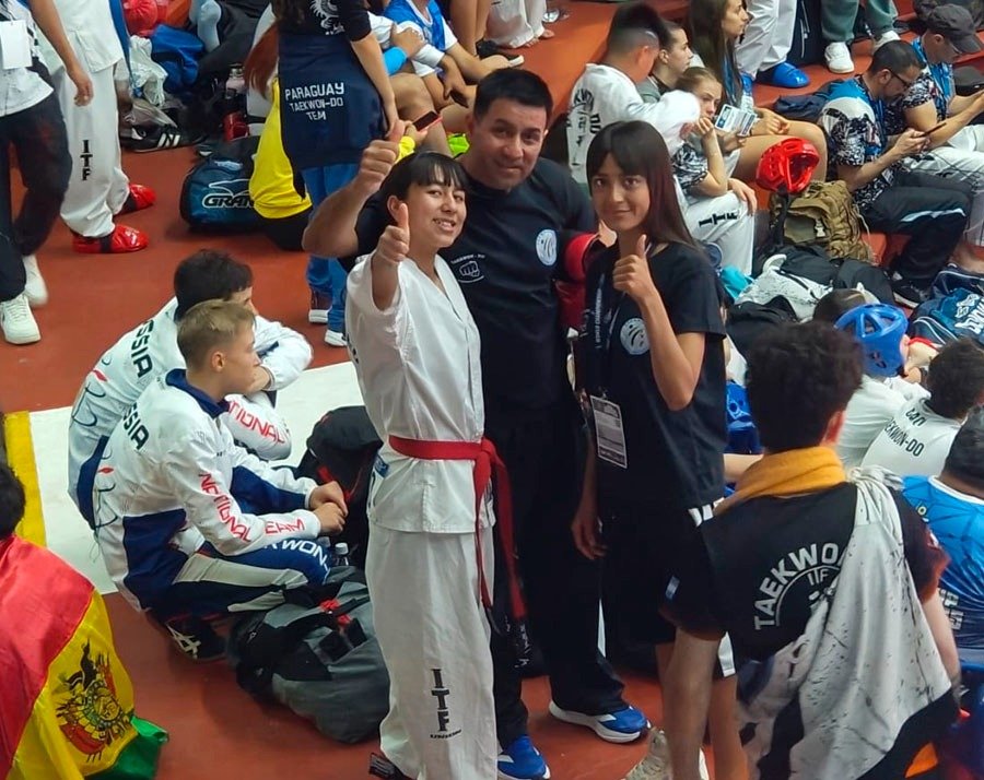 SATISFACCION. Las taekwondistas y su instructor.