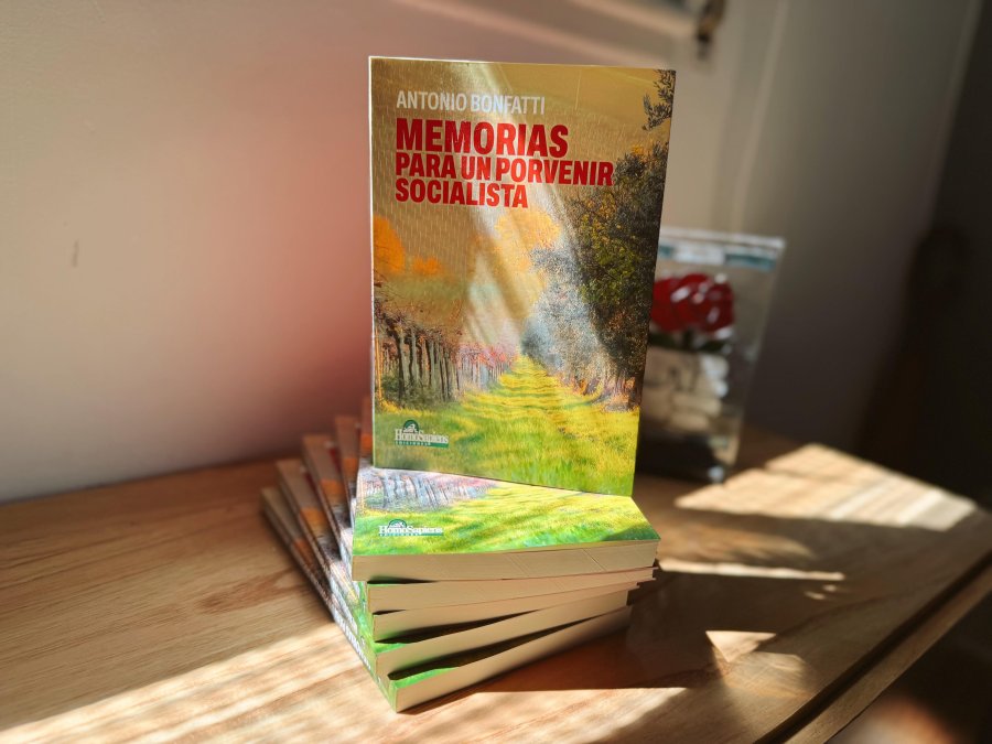 El libro del ex gobernador y actual diputado provincial, Antonio Bonfatti. (FOTO PRENSA PS)