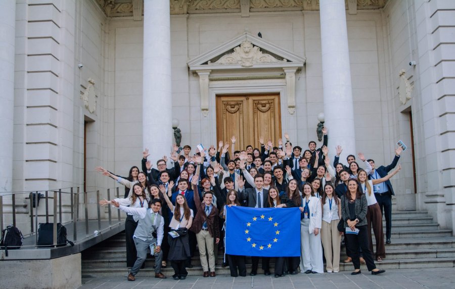 La delegación frente a la Legislatura santafesina.