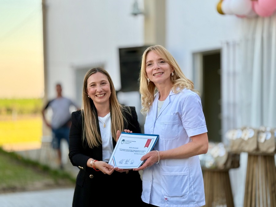 Bárbara Chivallero y Claudia Grazziotto durante la entrega del reconocimiento.