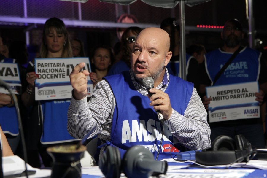 ACUSACION. El secretario general de Amsafe, Rodrigo Alonso, apuntó contra Nación por el desfinanciamiento educativo y contra la provincia por “castigar” a los docentes.