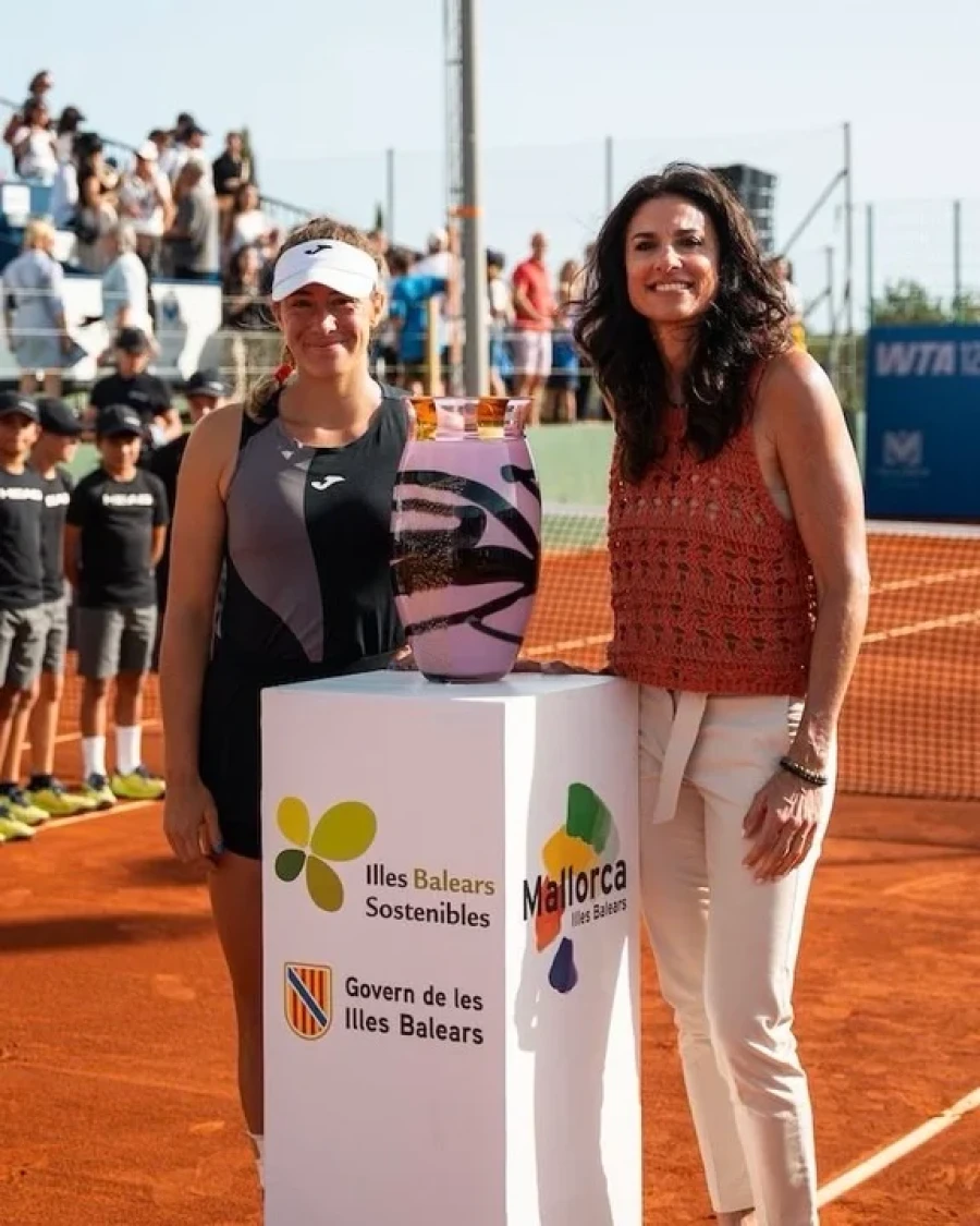 UN PRIVILEGIO. Gabriela Sabatini le entregó el trofeo a la campeona.