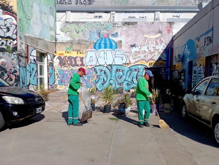 Tareas de limpieza y barrido en distintos sectores de la ciudad.