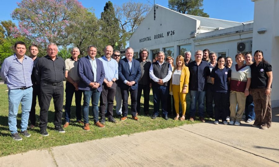 Quienes participaron del acto frente al efector de Salud.