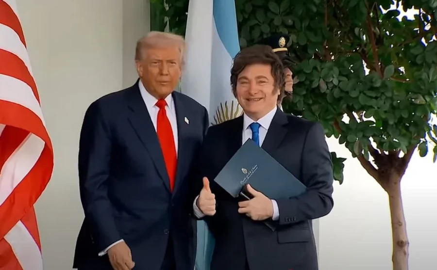El presidente Donald Trump recibió a su par argentino, Javier Milei, en la entrada de la Casa Blanca, poco después brindó un fuerte respaldo a la gestión del libertario.