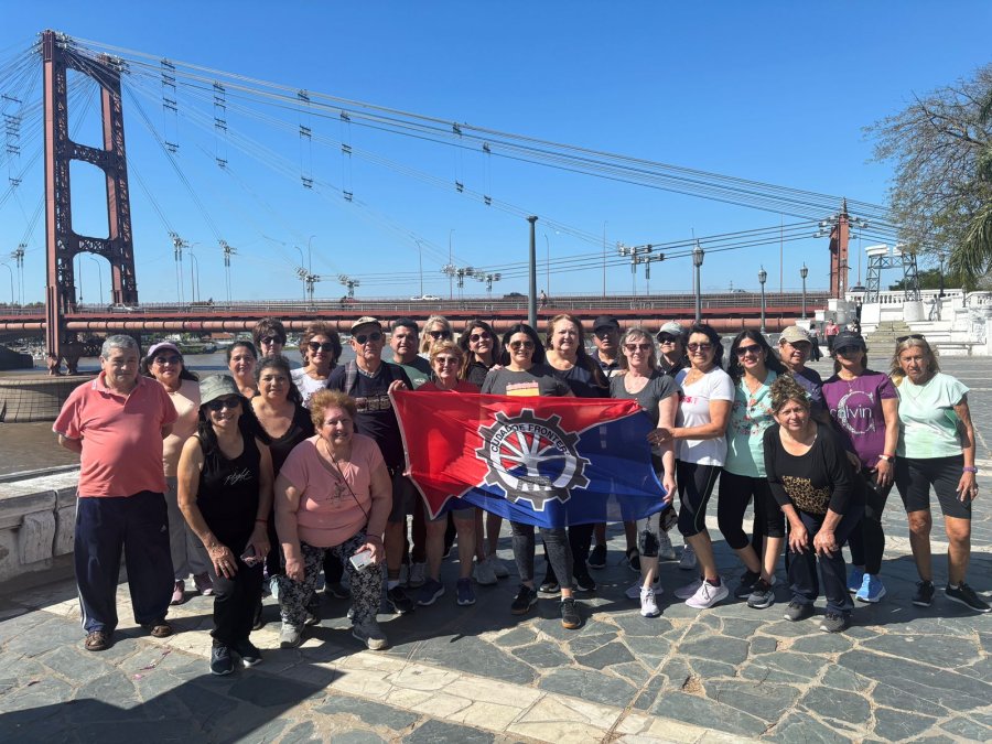 La delegación con el clásco puente colgante de fondo.
