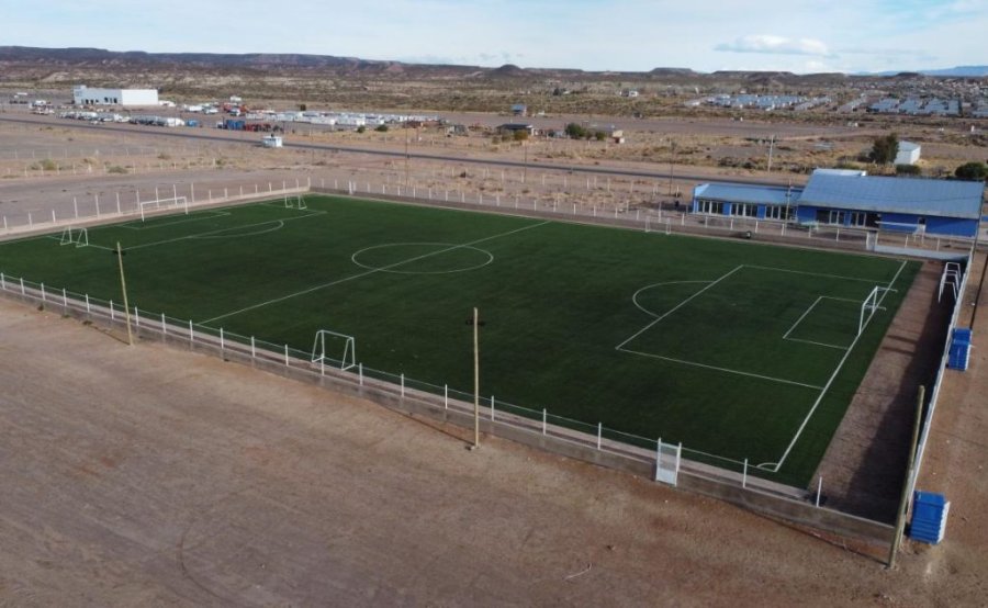 UNA CANCHA EN EL DESIERTO. Deportivo Rincón se hace fuerte en un reducto con una sola tribuna para 400 espectadores.
