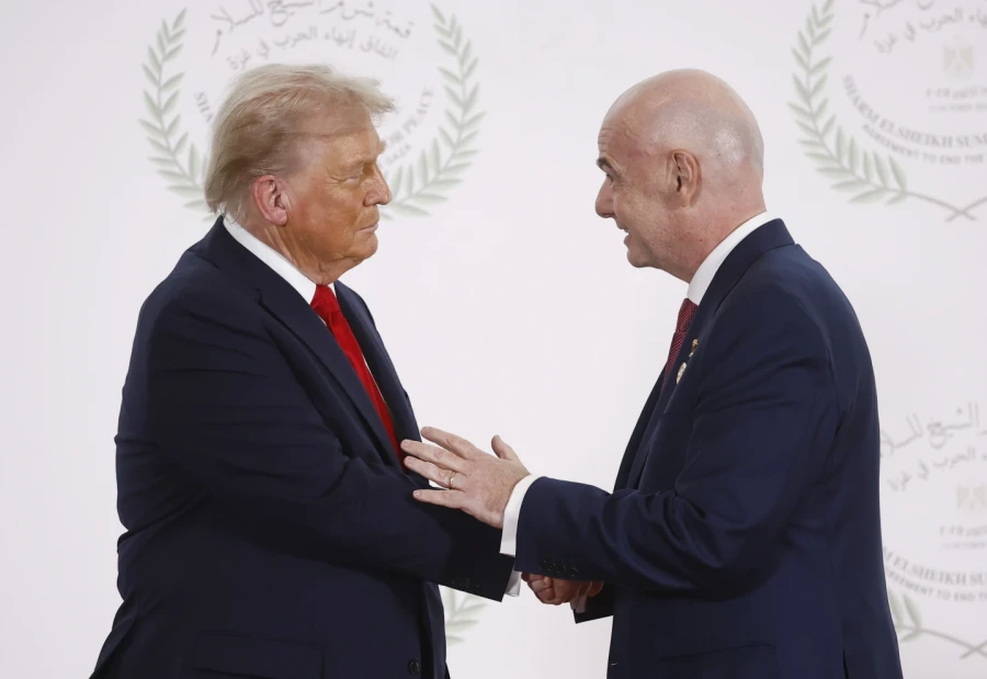 CUMBRE. El presidente de FIFA Infantino en la cumbre de Gaza junto a Trump.