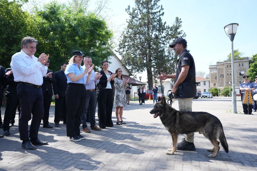 ACTO. La vicegobernadora destacó que “el trabajo que se hace desde la División Canes en nuestra fuerza es muy importante” y valoró que “los animales tienen una capacidad que nosotros no tenemos”.