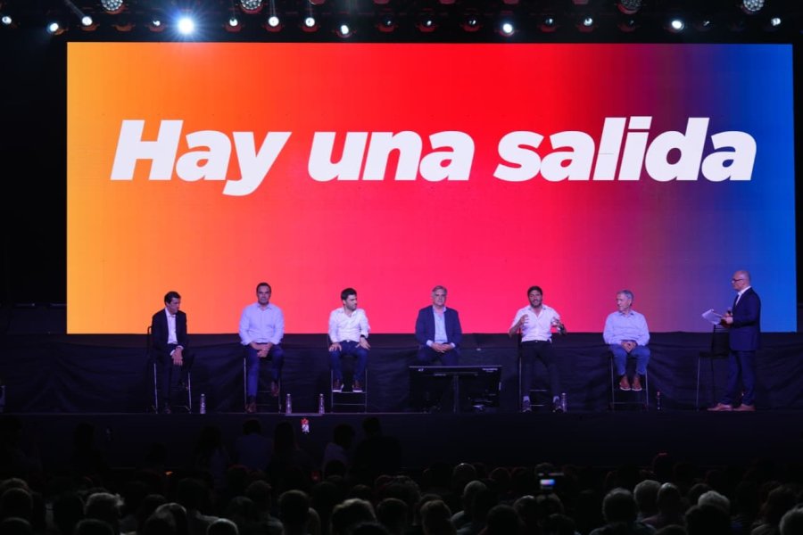 Sadir, Valdés, Torres, Llaryora, Pullaro y Schiaretti en el estadio Obras de Ciudad Autónoma de Buenos Aires.