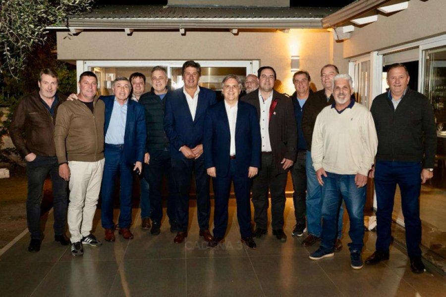 La reunión de agosto entre Llaryora con dirigentes peronistas santafesinos, entre ellos Vallejos, Santacroce y Castellano.