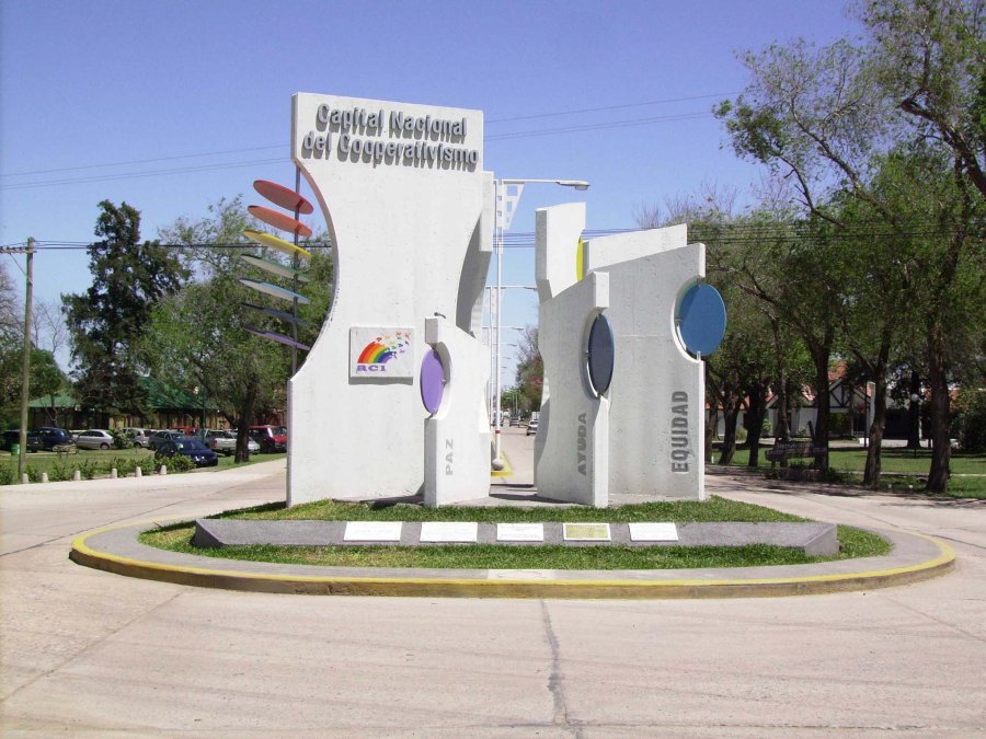 MONUMENTO A LA COOPERACIÓN. Emblema de los postulados que a lo largo de la historia condujeron el destino sunchalense.