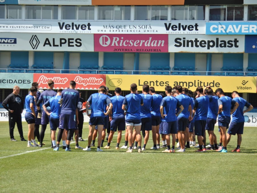 EN EL MONUMENTAL. Ronda previa al inicio del entrenamiento. La Crema con la cabeza puesta en la gran final por el ascenso.