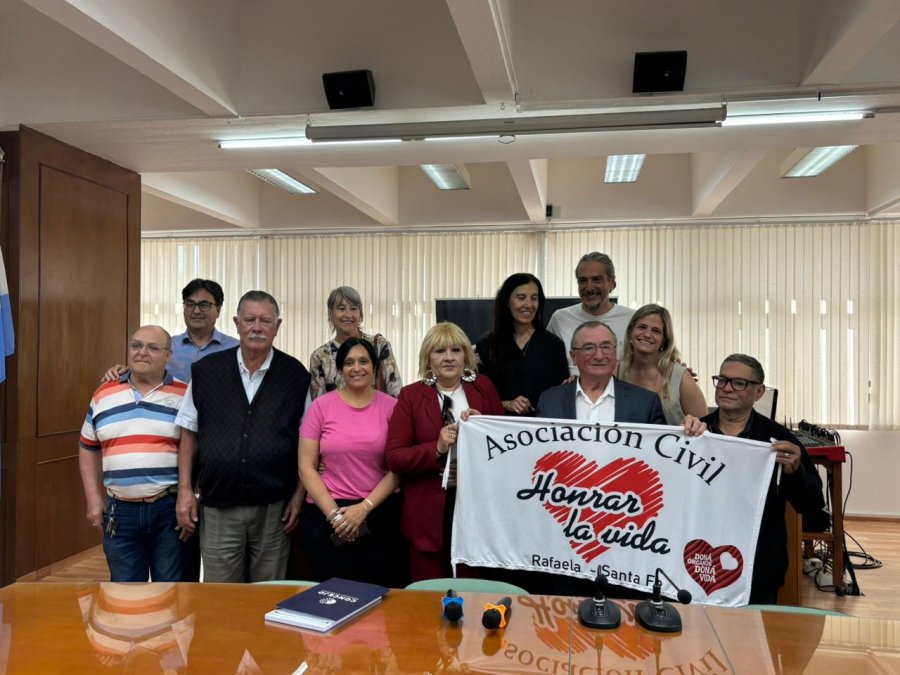 MOMENTO EMOTIVO. Osvaldo Minighini al recibir el reconocimiento legislativo junto al concejal Martín Racca e integrantes de Honrar la Vida.