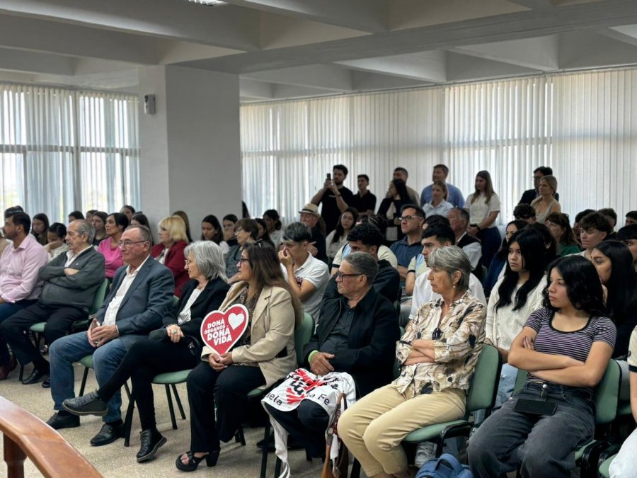 BARRA COMPLETA. Estudiantes secundarios que participan en programa Concejo Joven y miembros de Honrar la Vida colmaron el Concejo.