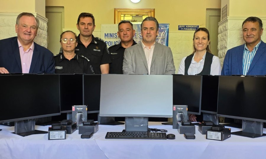 Las autoridades durante la entrega de equipamiento.