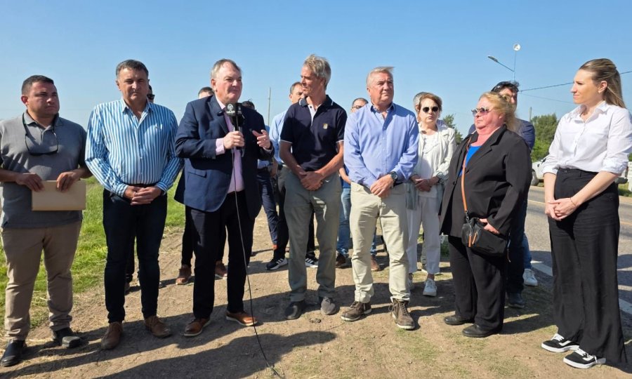 Autoridades oyen los anuncios efectuados por Michlig.