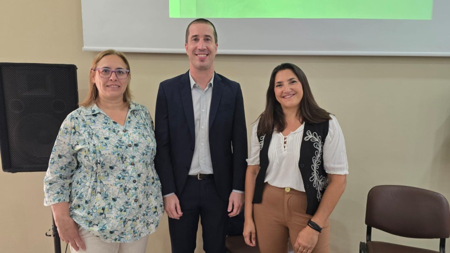 María Inés Monteverde, Pablo Lorenzetti y Melisa David durante la disertación en la UTN Rafaela.
