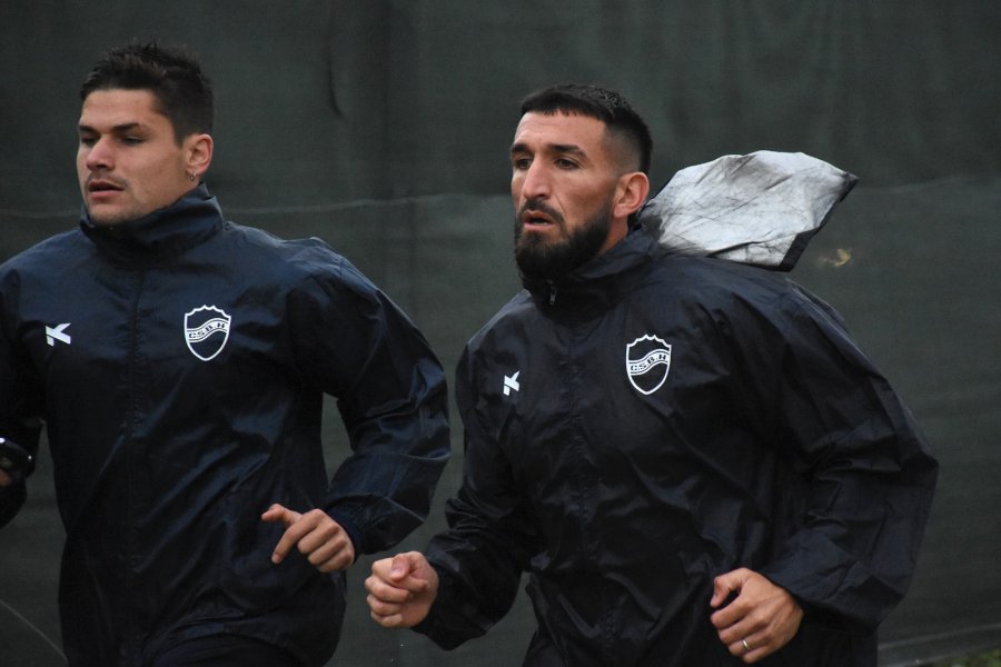 LOPEZ ALBA. El defensor (derecha), tiene una dilatada trayectoria.