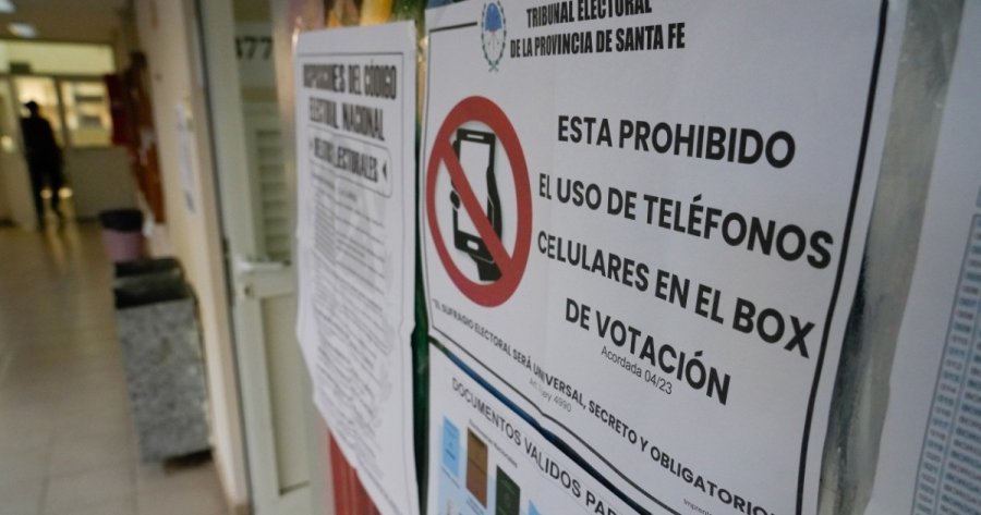 "CELUS" PROHIBIDOS. Desde la secretaría Electoral explicaron que no está permitido sacar fotos dentro de la cabina de votación.