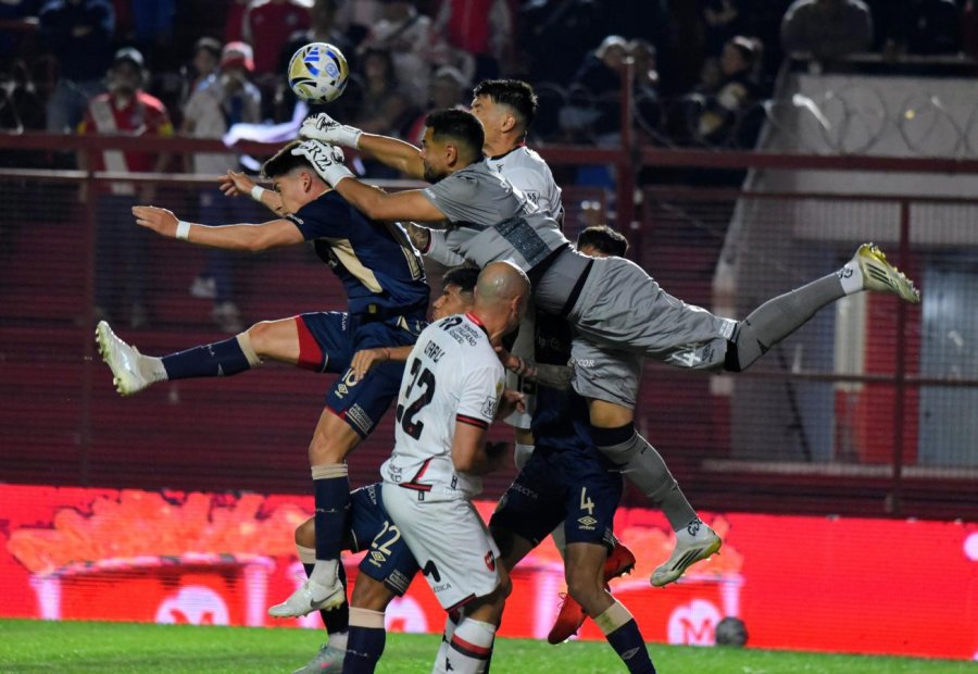 Debutó Chiquito y se llevó un triunfo grandote: Argentinos lo dio vuelta y le ganó 3-1 a Newell's