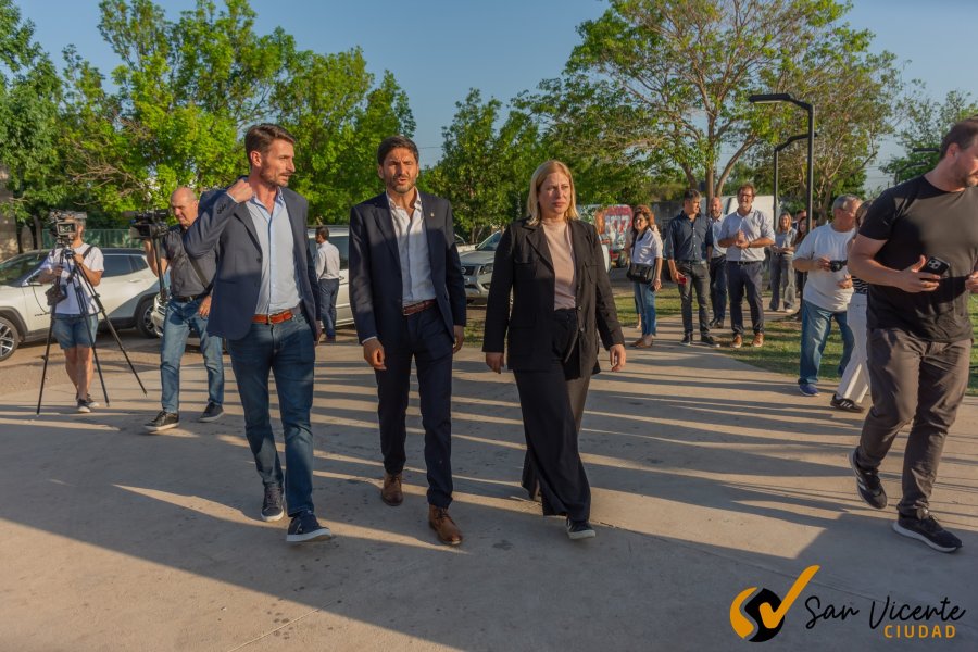 Gonzalo Aira, Maximiliano Pullaro y Gisela Scaglia recorriendo la plaza.