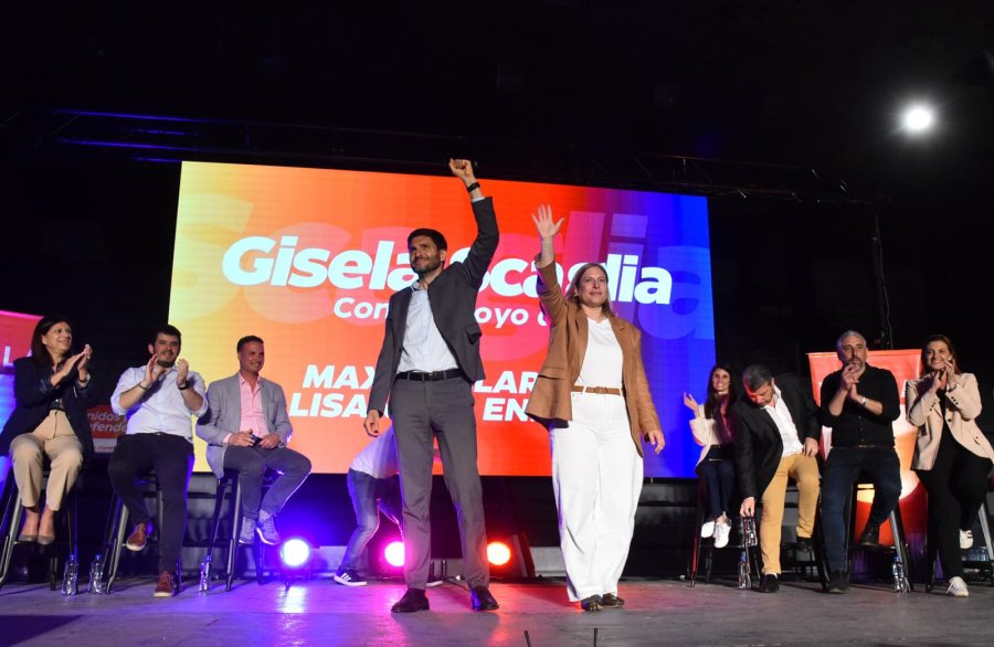Maximiliano Pullaro y Gisela Scaglia en el cierre de campaña en Venado Tuerto.