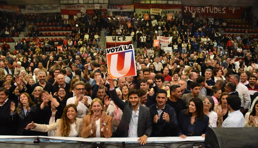 Pullaro sostiene un cartel en el que pide votar la U, de Provincias Unidas. (PROV. UNIDAS)