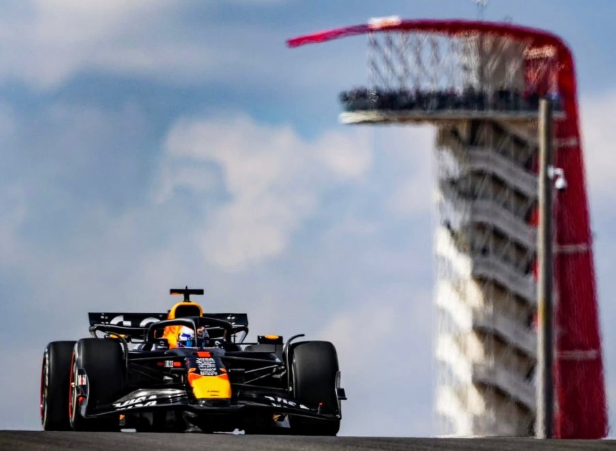 Max Verstappen y su Red Bull con el fondo de la torre de Austin.