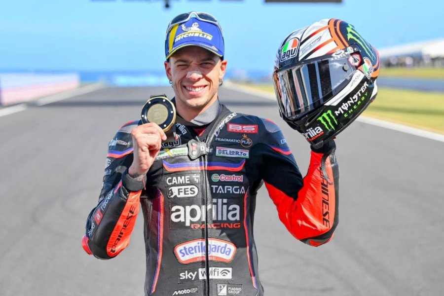 Marco Bezzecchi y la medalla por su victoria en el Sprint.