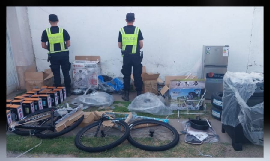 Los art&iacute;culos secuestrados durante el operativo policial.