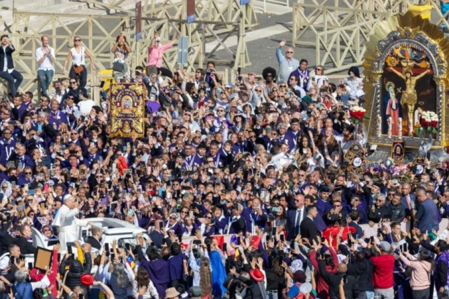 Multitudinaria procesión del Señor de los Milagros en Roma.