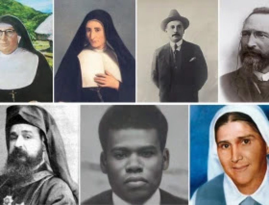 Los siete nuevos santos canonizados durante el oficio de esta mañana.