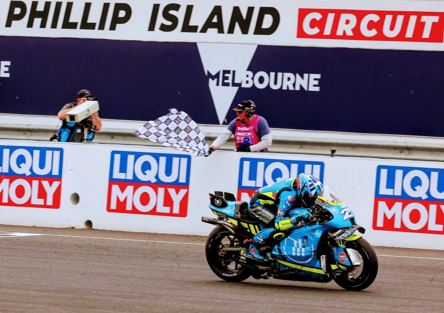 Raúl Fernández recibe la bandera a cuadros en Australia.