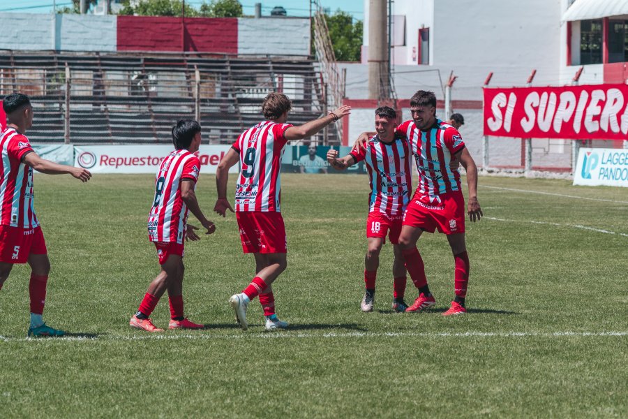 PRIMER PASO. Facundo Garc&iacute;a y sus compa&ntilde;eros festejan el gol de la victoria.