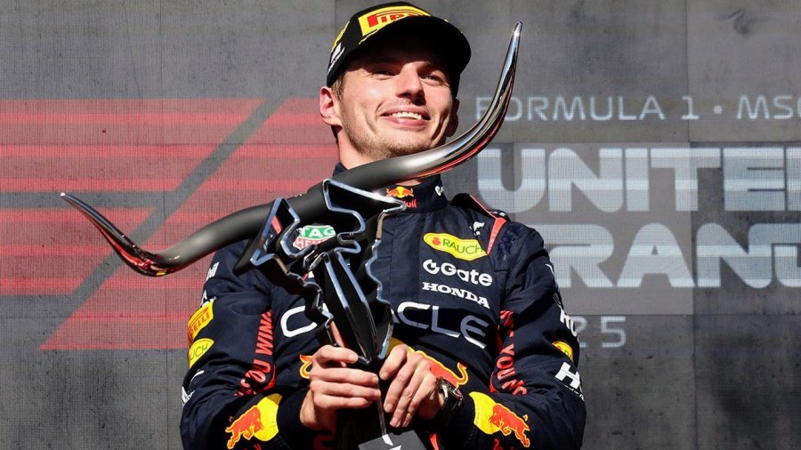Max Verstappen con el trofeo en el podio de Austin.
