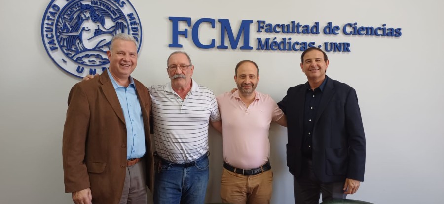 Dr. Paul Schvarzstein, Director del Instituto de Formaci&oacute;n en Salud, Prof. Dr. Pablo Arias, director de la Escuela de Graduados de FCC-UNR, Prof. Dr. Jorge Molinas, Decano de la Facultad de Ciencias M&eacute;dicas de la UNR y Dr. Daniel Marfortt, presidente de la Asociaci&oacute;n M&eacute;dica. (FOTO AMDC)