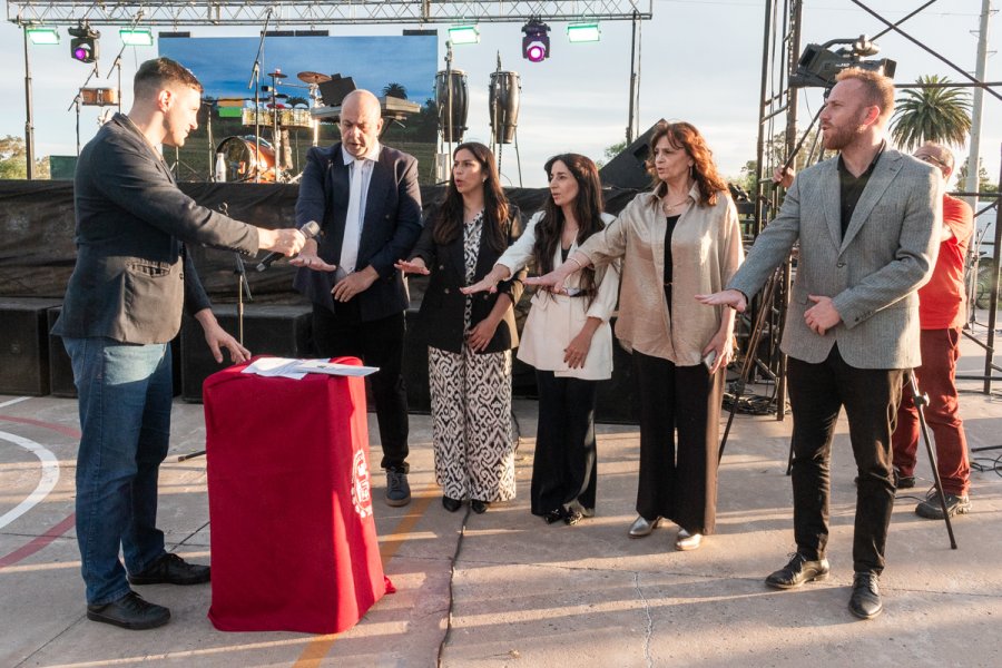 Juan Ignacio Astor toma el juramento de Santiago Dobler, Brenda Torriri, Carolina Giusti, Laura Balduino y Pablo Ghiano.