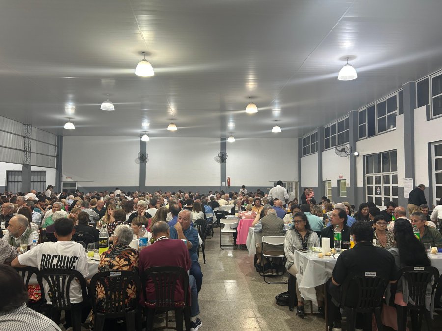 Vista general del sal&oacute;n absolutamente colmado.