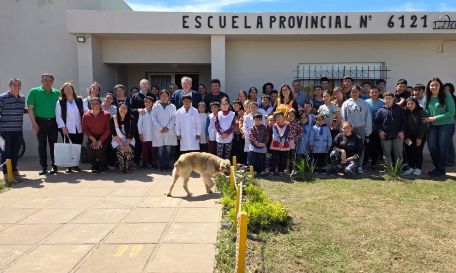 Autoridades y comunidad educativa en la Escuela Nº 6121.