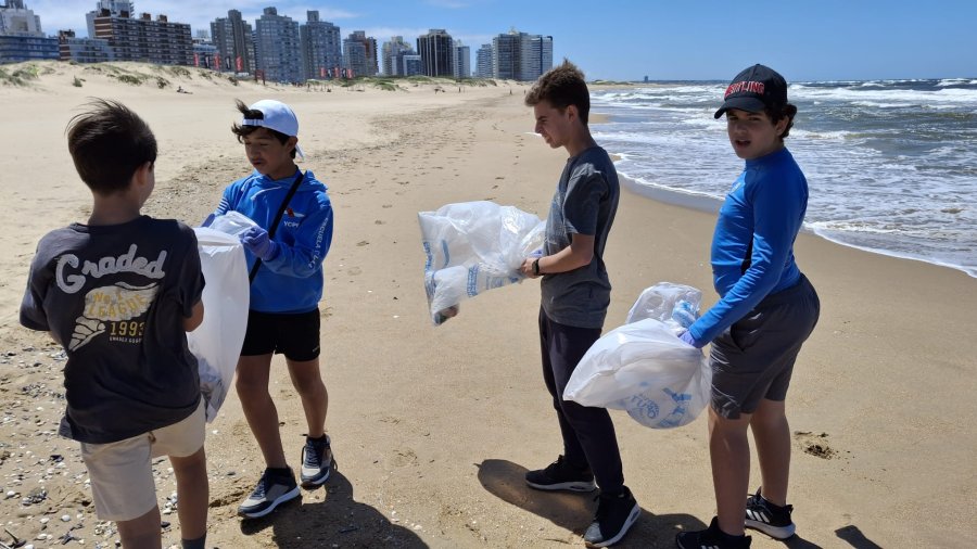 Voluntarios se ocuparon de la limpieza de playas.