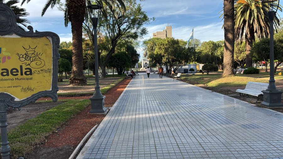 La vereda renovada en una de las calles centrales de la Plaza que lleva al Monumento de San Martín.