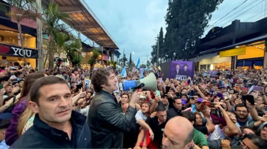 El presidente Milei durante la recorrida de campaña en Tucumán.