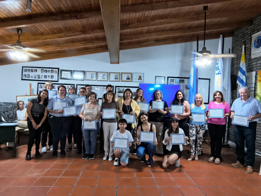 La foto grupal de quienes recibieron sus certificados acompañados por el presidnete rotario.