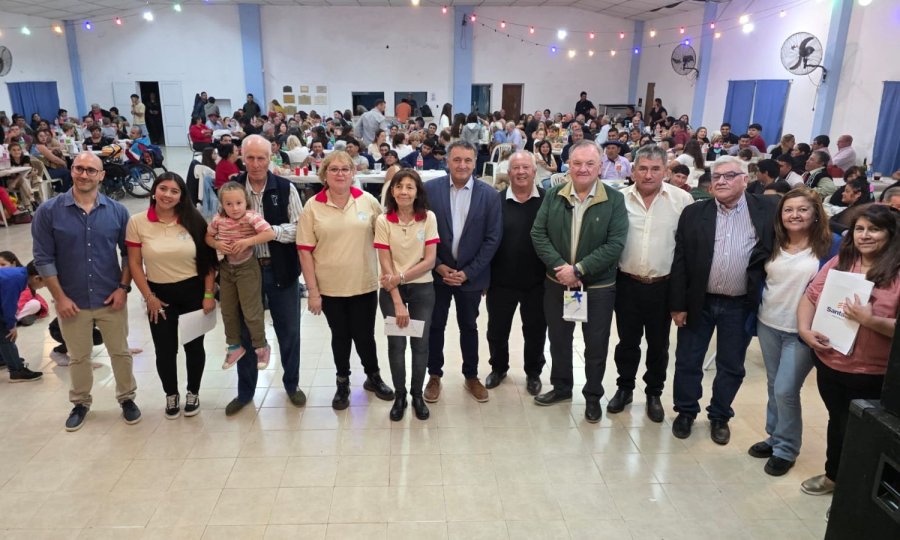 las autoridades y la magnífica concurrencia que apoyó la realización.